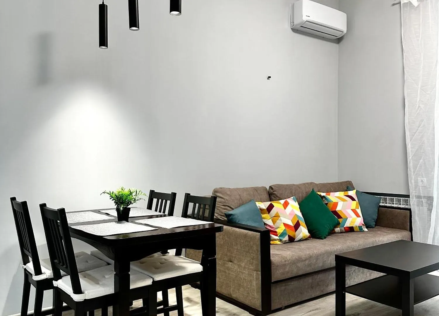Designers' 1 Bedroom Apartment Near Gulliver 키예프